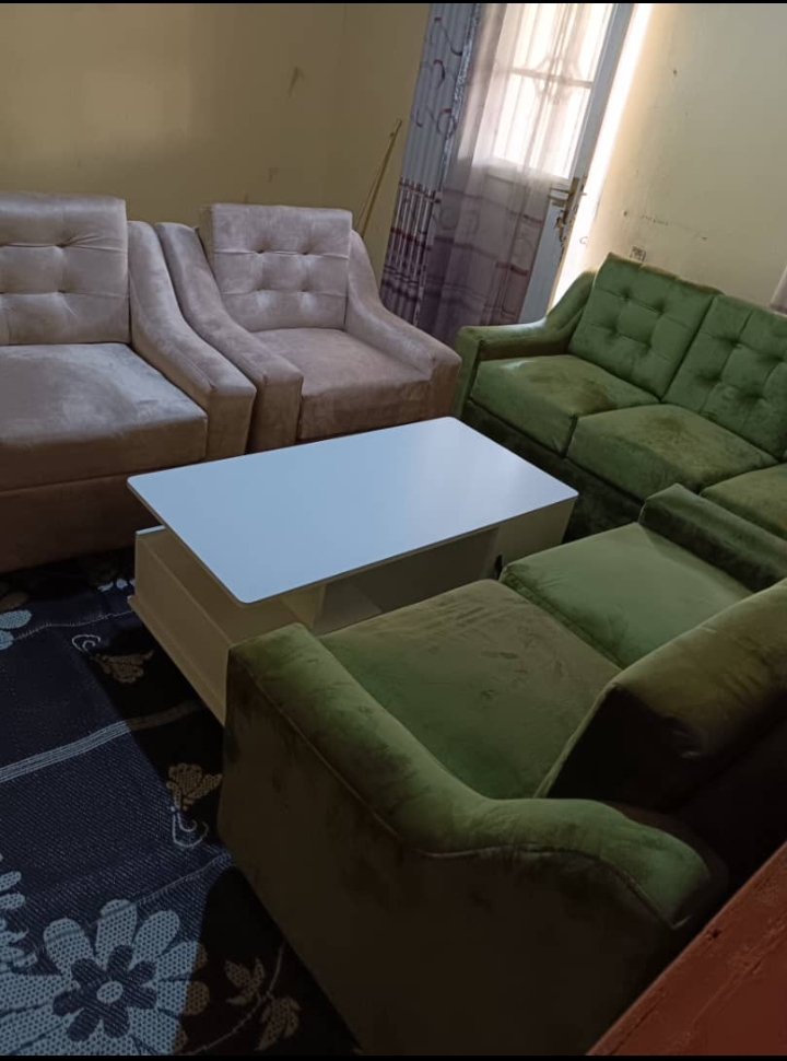 Intebe zo muri salon ziri kuri makeya